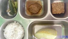 Caption: tampak menu lauk Makanan Bergizi Gratis (MBG) yang diberika kepada siswa SD ditemukan basi, (dok. regamedianews). 
