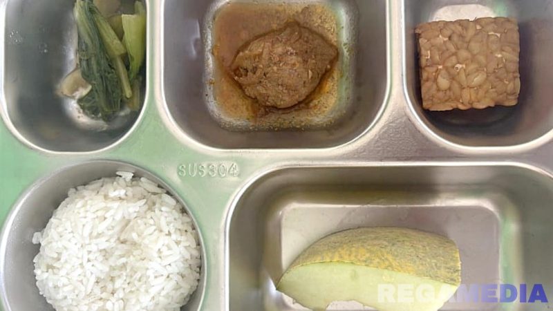 Caption: tampak menu lauk Makanan Bergizi Gratis (MBG) yang diberikan kepada siswa SD ditemukan basi, (dok. regamedianews). 