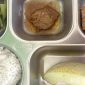Caption: tampak menu lauk Makanan Bergizi Gratis (MBG) yang diberikan kepada siswa SD ditemukan basi, (dok. regamedianews). 