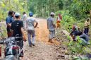 Caption: tampak keakraban warga Desa Angsokah, disela gotong royong memperbaiki infrastruktur berupa jalan poros desa yang rusak, (dok. regamedianews). 