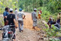Caption: tampak keakraban warga Desa Angsokah, disela gotong royong memperbaiki infrastruktur jalan poros desa yang rusak, (dok. regamedianews). 