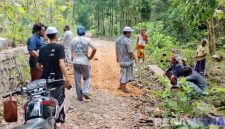 Caption: tampak keakraban warga Desa Angsokah, disela gotong royong memperbaiki infrastruktur berupa jalan poros desa yang rusak, (dok. regamedianews). 