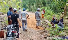 Sinergitas Warga Angsokah Perbaiki Insfrastruktur Desa