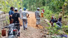 Caption: tampak keakraban warga Desa Angsokah, disela gotong royong memperbaiki infrastruktur jalan poros desa yang rusak, (dok. regamedianews). 