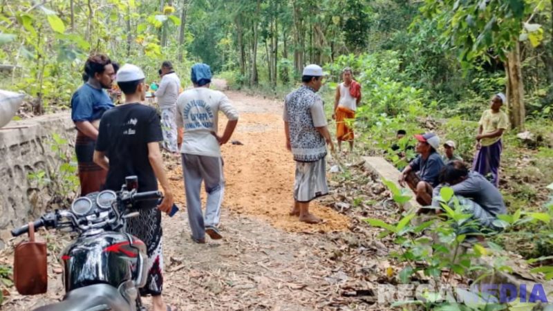 Caption: tampak keakraban warga Desa Angsokah, disela gotong royong memperbaiki infrastruktur jalan poros desa yang rusak, (dok. regamedianews). 