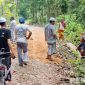 Caption: tampak keakraban warga Desa Angsokah, disela gotong royong memperbaiki infrastruktur jalan poros desa yang rusak, (dok. regamedianews). 