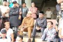 Caption: Bupati Pamekasan Kholilurrahman, menduduki sofa tua yang disuguhkan oleh massa aksi demo, (dok. regamedianews). 