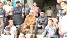 Caption: Bupati Pamekasan Kholilurrahman, menduduki sofa tua yang disuguhkan oleh massa aksi demo, (dok. regamedianews). 