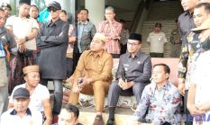 Bupati Pamekasan Disuguhi Tembakau dan Sofa Tua