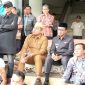 Caption: Bupati Pamekasan Kholilurrahman, menduduki sofa tua yang disuguhkan oleh massa aksi demo, (dok. regamedianews). 
