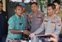 Caption: Kapolres Sampang AKBP Hartono, menyerahkan sepeda motor yang dicuri ODGJ kepada pemiliknya, (sumber foto: Humas Polres Sampang). 