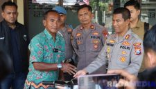Caption: Kapolres Sampang AKBP Hartono, menyerahkan sepeda motor yang dicuri ODGJ kepada pemiliknya, (sumber foto: Humas Polres Sampang). 