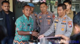 Caption: Kapolres Sampang AKBP Hartono, menyerahkan sepeda motor yang dicuri ODGJ kepada pemiliknya, (sumber foto: Humas Polres Sampang). 