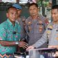 Caption: Kapolres Sampang AKBP Hartono, menyerahkan sepeda motor yang dicuri ODGJ kepada pemiliknya, (sumber foto: Humas Polres Sampang). 