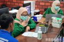 Caption: petugas kesehatan melakukan pendataan dan skrining kesehatan warga binaan Rutan Sampang, (foto istimewa). 