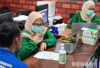 Caption: petugas kesehatan melakukan pendataan, dan skrining kesehatan warga binaan Rutan Sampang, (foto istimewa). 