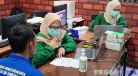 Caption: petugas kesehatan melakukan pendataan, dan skrining kesehatan warga binaan Rutan Sampang, (foto istimewa). 