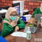 Caption: petugas kesehatan melakukan pendataan, dan skrining kesehatan warga binaan Rutan Sampang, (foto istimewa). 