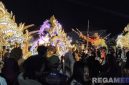 Caption: antusias masyarakat Pamekasan Madura, tonton panggung budaya musik daul yang diselenggarakan Caffe Three Five, (dok. regamedianews). 