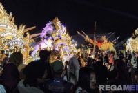 Caption: antusias masyarakat Pamekasan Madura, tonton panggung budaya musik daul yang diselenggarakan Caffe Three Five, (dok. regamedianews). 