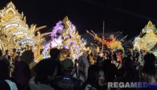Caption: antusias masyarakat Pamekasan Madura, tonton panggung budaya musik daul yang diselenggarakan Caffe Three Five, (dok. regamedianews). 