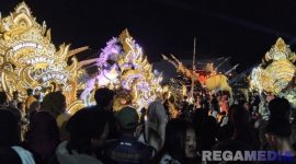 Caption: antusias masyarakat Pamekasan Madura, tonton panggung budaya musik daul yang diselenggarakan Caffe Three Five, (dok. regamedianews). 