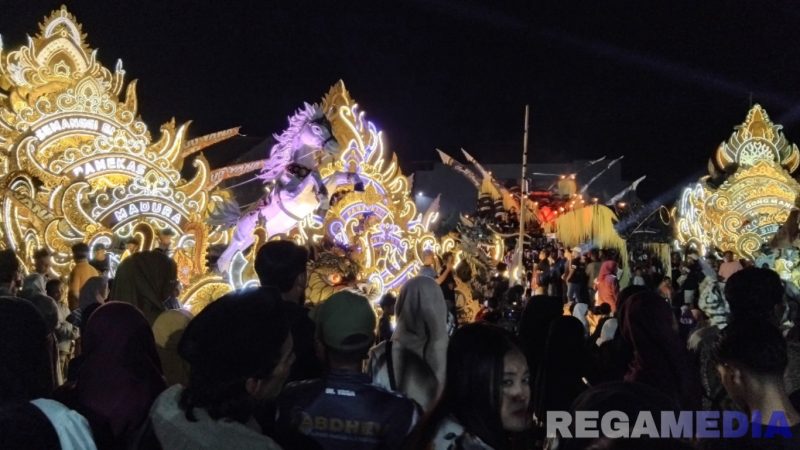 Caption: antusias masyarakat Pamekasan Madura, tonton panggung budaya musik daul yang diselenggarakan Caffe Three Five, (dok. regamedianews). 