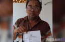 Caption: Samsuri, tunjukkan surat tanda terima laporan polisi perihal kehilangan BPKB, (dok. regamedianews). 