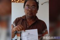 Caption: Samsuri, tunjukkan surat tanda terima laporan polisi perihal kehilangan BPKB, (dok. regamedianews). 