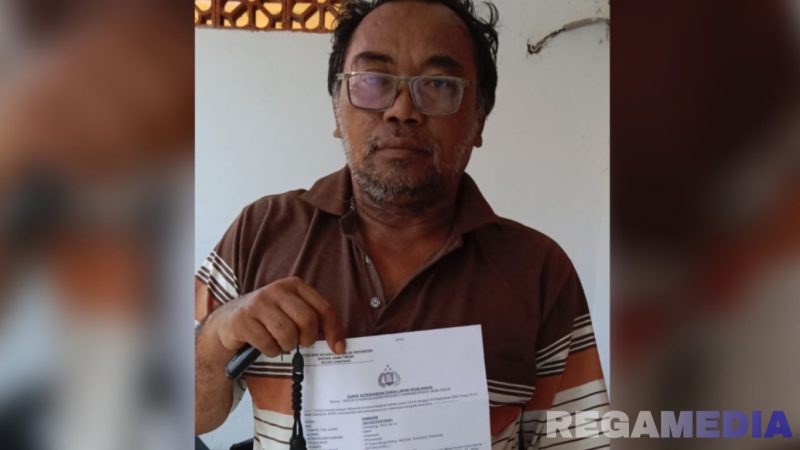 Caption: Samsuri, tunjukkan surat tanda terima laporan polisi perihal kehilangan BPKB, (dok. regamedianews). 