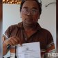 Caption: Samsuri, tunjukkan surat tanda terima laporan polisi perihal kehilangan BPKB, (dok. regamedianews). 