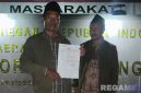 Caption: korban pencurian uang dalam jok motor, tunjukkan surat tanda terima laporan polisi didepan Mako Polres Sampang, (dok. regamedianews). 