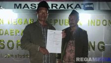 Caption: korban pencurian uang dalam jok motor, tunjukkan surat tanda terima laporan polisi didepan Mako Polres Sampang, (dok. regamedianews). 