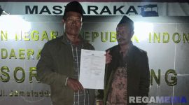 Caption: korban pencurian uang dalam jok motor, tunjukkan surat tanda terima laporan polisi didepan Mako Polres Sampang, (dok. regamedianews). 