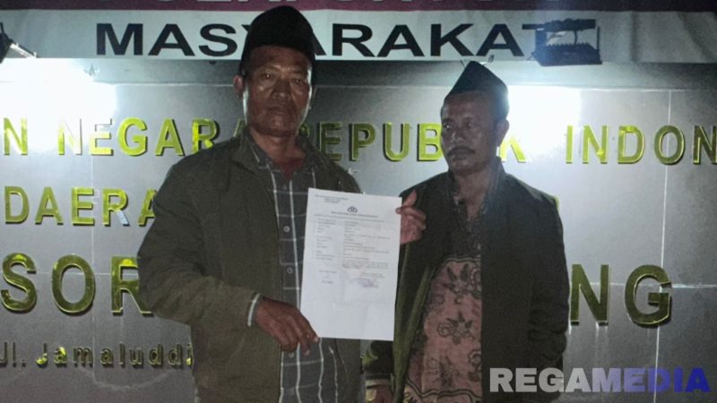 Caption: korban pencurian uang dalam jok motor, tunjukkan surat tanda terima laporan polisi didepan Mako Polres Sampang, (dok. regamedianews). 