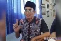 Caption: Pemilik Perusahaan Rokok Ayunda, Bambang Budianto, saat ditemui dan diwawancara awak media, (dok. regamedianews). 