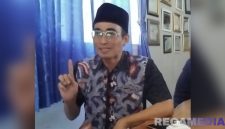 Caption: Pemilik Perusahaan Rokok Ayunda, Bambang Budianto, saat ditemui dan diwawancara awak media, (dok. regamedianews). 