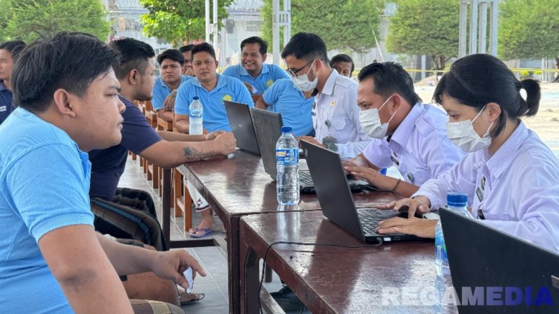 Caption: petugas kesehatan tengah melakukan pendataan dan skrining terhadap warga binaan Lapas Narkotika Pamekasan, (foto istimewa). 