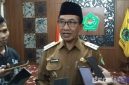 Caption: Bupati Pamekasan KH Kholilurrahman, saat diwawancara awak media di Pendopo Ronggosukowati, (dok. regamedianews). 