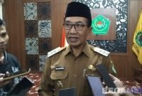 Caption: Bupati Pamekasan KH Kholilurrahman, saat diwawancara awak media di Pendopo Ronggosukowati, (dok. regamedianews). 