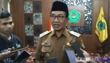 Caption: Bupati Pamekasan KH Kholilurrahman, saat diwawancara awak media di Pendopo Ronggosukowati, (dok. regamedianews). 