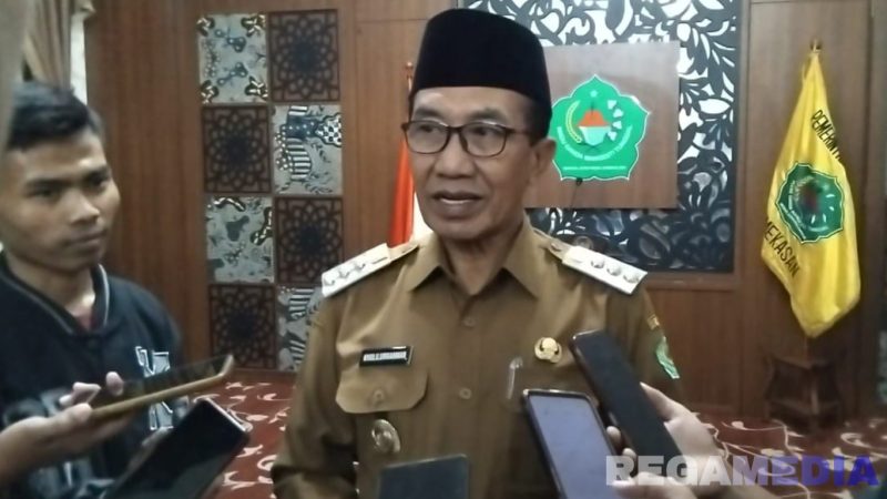 Caption: Bupati Pamekasan KH Kholilurrahman, saat diwawancara awak media di Pendopo Ronggosukowati, (dok. regamedianews). 