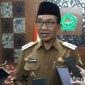 Caption: Bupati Pamekasan KH Kholilurrahman, saat diwawancara awak media di Pendopo Ronggosukowati, (dok. regamedianews). 
