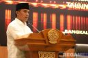 Caption: Bupati Bangkalan Lukman Hakim, sampaikan sambutan saat rapat paripurna di Gedung DPRD Bangkalan, (foto istimewa). 
