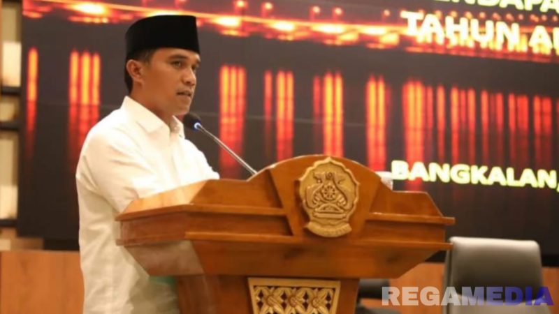Caption: Bupati Bangkalan Lukman Hakim, sampaikan sambutan saat rapat paripurna di Gedung DPRD Bangkalan, (foto istimewa). 