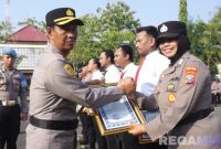 Caption: Kapolres Sampang AKBP Hartono menyerahkan piagam penghargaan kepada Polwan berprestasi, (sumber foto: Humas Polres Sampang). 