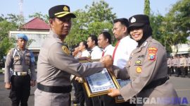 Caption: Kapolres Sampang AKBP Hartono menyerahkan piagam penghargaan kepada Polwan berprestasi, (sumber foto: Humas Polres Sampang). 