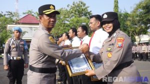 8 Polisi Sampang Diganjar Reward