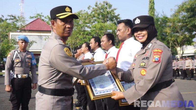 Caption: Kapolres Sampang AKBP Hartono menyerahkan piagam penghargaan kepada Polwan berprestasi, (sumber foto: Humas Polres Sampang). 