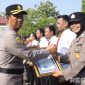 Caption: Kapolres Sampang AKBP Hartono menyerahkan piagam penghargaan kepada Polwan berprestasi, (sumber foto: Humas Polres Sampang). 